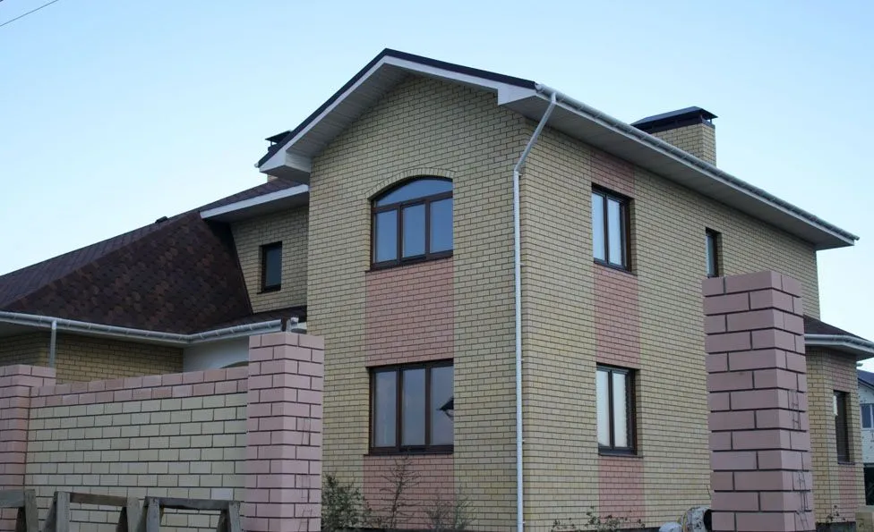 Кирпич силикатный Поревит лицевой одинарный пустотелый красный – купить по низкой цене в Тюмени в интернет-магазине Стройснаб Кирпич силикатный Поревит лицевой одинарный пустотелый красный в Тюмени