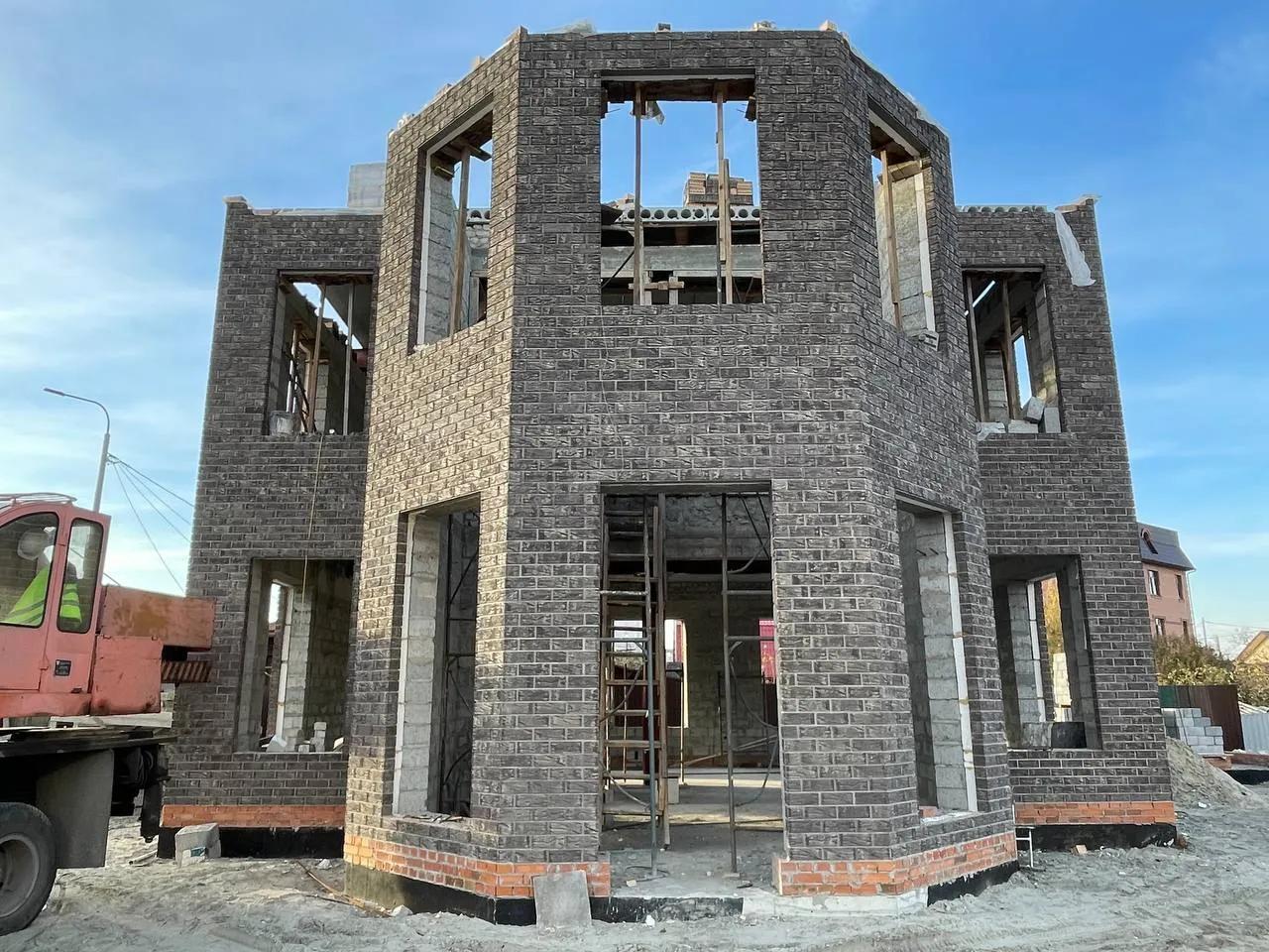 Кирпич керамический ВЗКСМ одинарный Графит – купить по низкой цене в Тюмени в интернет-магазине Стройснаб Кирпич керамический ВЗКСМ одинарный Графит в Тюмени