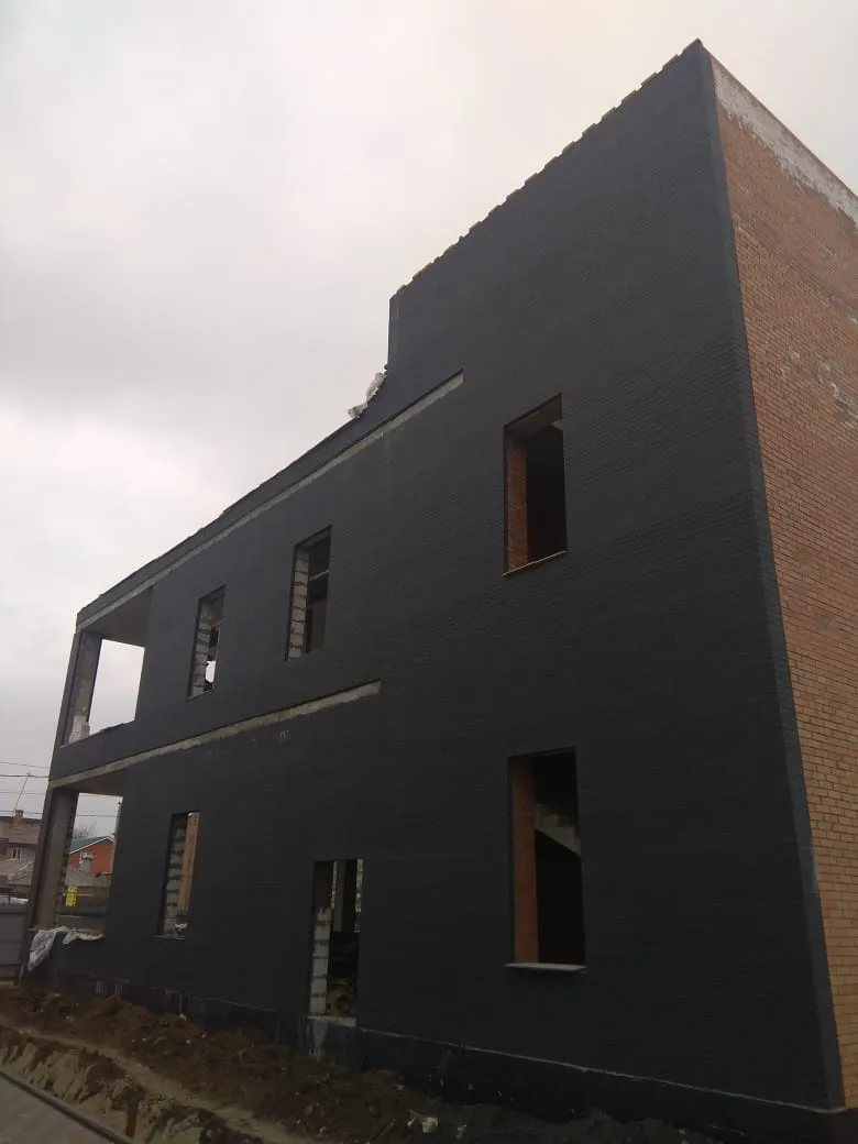 Кирпич клинкерный лицевой ЛСР Рейкьявик чёрный матовый гладкий 0,7 НФ – купить по низкой цене в Тюмени в интернет-магазине Стройснаб Кирпич клинкерный лицевой ЛСР Рейкьявик чёрный матовый гладкий 0,7 НФ в Тюмени