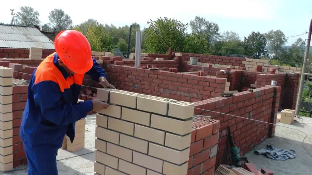 Кирпич керамический лицевой ЖКЗ слоновая кость гладкий 1,4 НФ – купить по низкой цене в Тюмени в интернет-магазине Стройснаб Кирпич керамический лицевой ЖКЗ слоновая кость гладкий 1,4 НФ в Тюмени