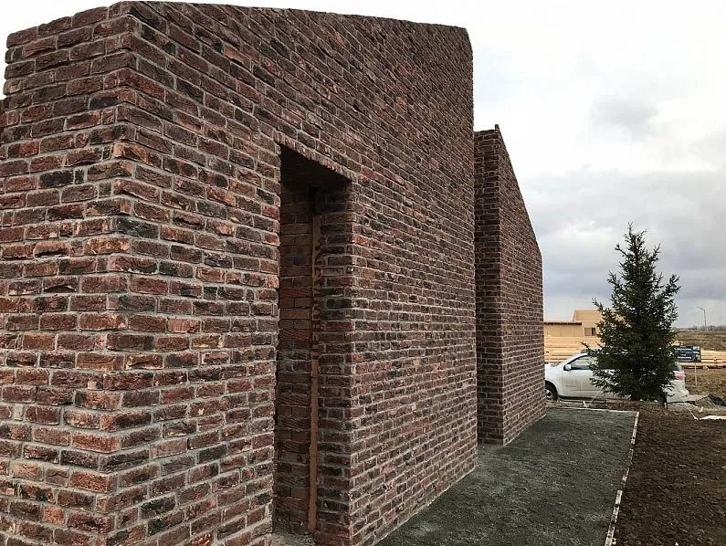 Кирпич ручной формовки Богандинский МОНС ECO WDF – купить по низкой цене в Тюмени в интернет-магазине Стройснаб Кирпич ручной формовки Богандинский МОНС ECO WDF в Тюмени