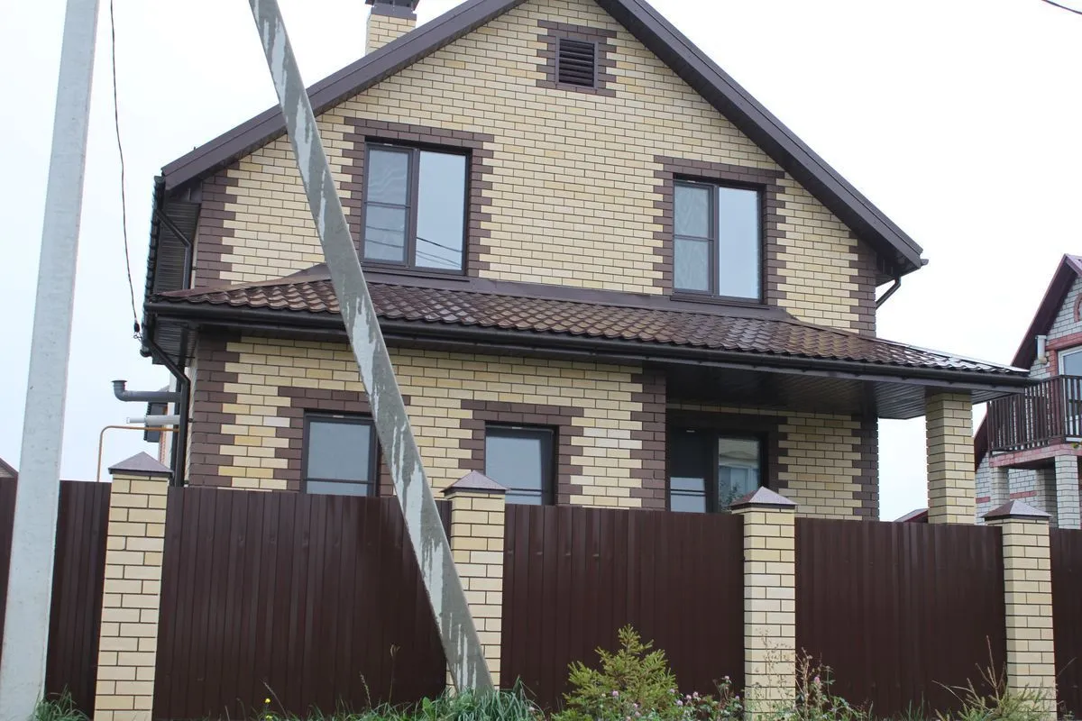 Кирпич силикатный Поревит лицевой утолщенный пустотелый коричневый – купить по низкой цене в Тюмени в интернет-магазине Стройснаб Кирпич силикатный Поревит лицевой утолщенный пустотелый коричневый в Тюмени