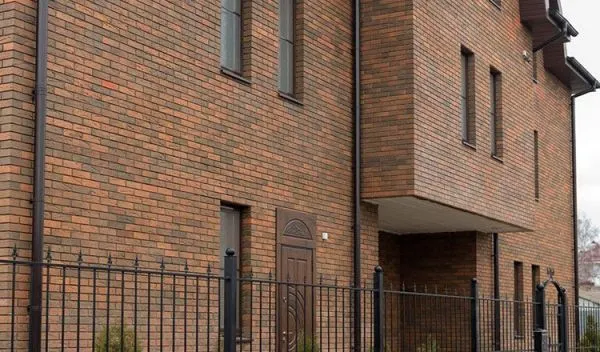 Кирпич керамический лицевой ЛСР красный флеш рустик 1 НФ – купить по низкой цене в Тюмени в интернет-магазине Стройснаб Кирпич керамический лицевой ЛСР красный флеш рустик 1 НФ в Тюмени