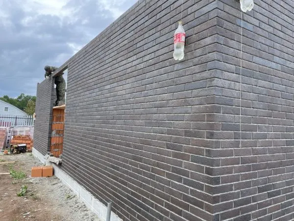 Кирпич керамический лицевой Ликолор Тайга графит скала 0,7 НФ – купить по низкой цене в Тюмени в интернет-магазине Стройснаб Кирпич керамический лицевой Ликолор Тайга графит скала 0,7 НФ в Тюмени