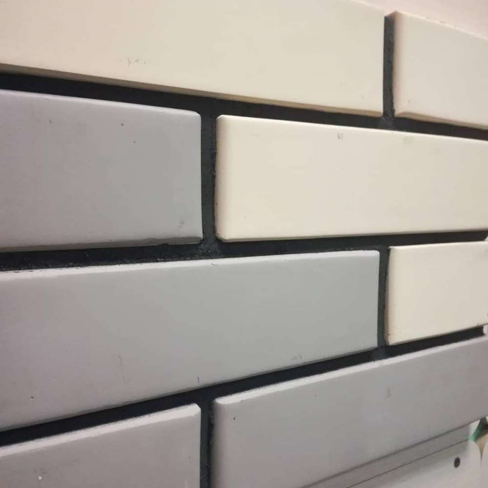 Кирпич керамический лицевой ЖКЗ серый гладкий 1 НФ – купить по низкой цене в Тюмени в интернет-магазине Стройснаб Кирпич керамический лицевой ЖКЗ серый гладкий 1 НФ в Тюмени