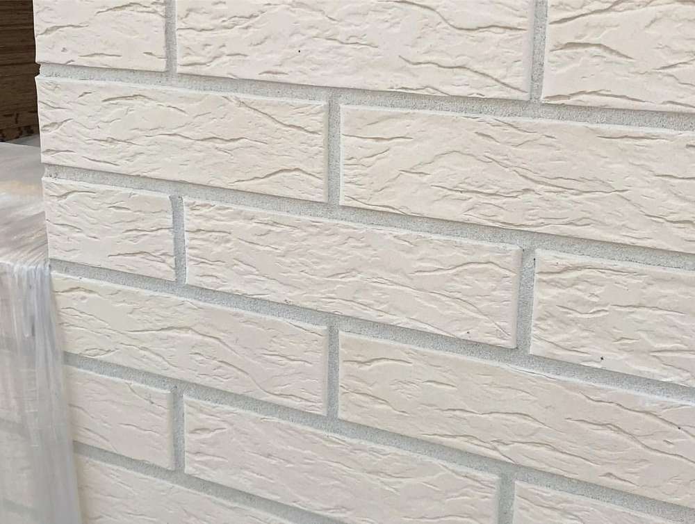 Кирпич керамический лицевой ОСМиБТ белый рустик 1 НФ – купить по низкой цене в Тюмени в интернет-магазине Стройснаб Кирпич керамический лицевой ОСМиБТ белый рустик 1 НФ в Тюмени