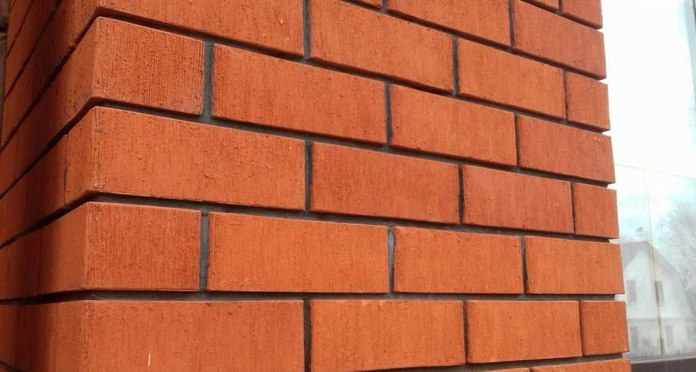 Кирпич керамический лицевой ЖКЗ красный бархат 1,4 НФ – купить по низкой цене в Тюмени в интернет-магазине Стройснаб Кирпич керамический лицевой ЖКЗ красный бархат 1,4 НФ в Тюмени