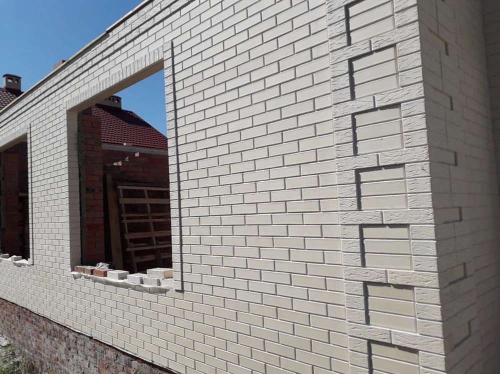 Кирпич керамический лицевой ОСМиБТ белый рустик 1 НФ – купить по низкой цене в Тюмени в интернет-магазине Стройснаб Кирпич керамический лицевой ОСМиБТ белый рустик 1 НФ в Тюмени