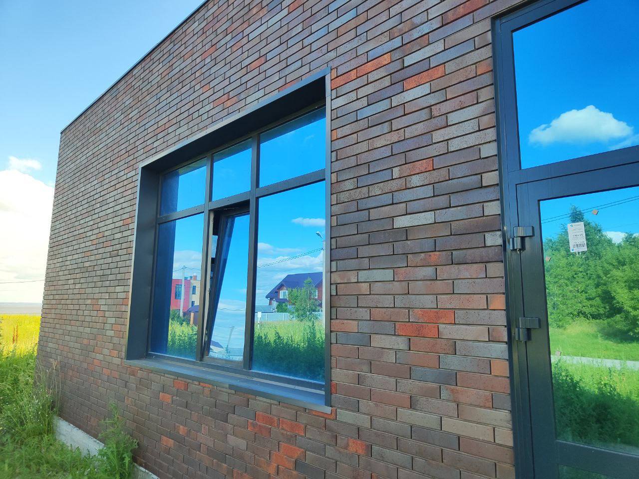 Кирпич керамический лицевой Ликолор Тайга антрацит гладкий 0,7 НФ – купить по низкой цене в Тюмени в интернет-магазине Стройснаб Кирпич керамический лицевой Ликолор Тайга антрацит гладкий 0,7 НФ в Тюмени