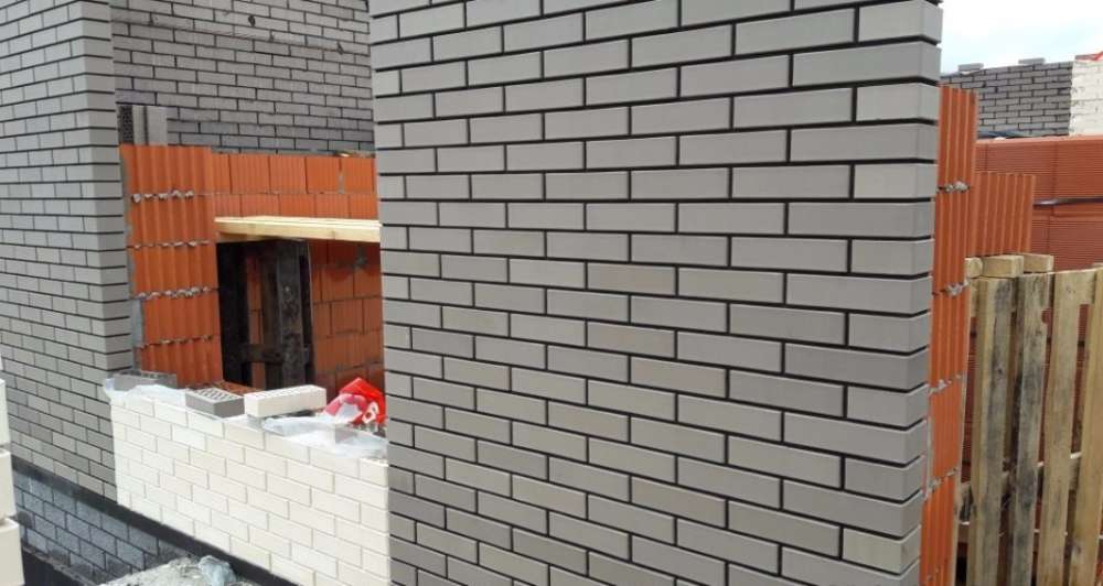 Кирпич керамический лицевой ОСМиБТ серый гладкий 1 НФ – купить по низкой цене в Тюмени в интернет-магазине Стройснаб Кирпич керамический лицевой ОСМиБТ серый гладкий 1 НФ в Тюмени