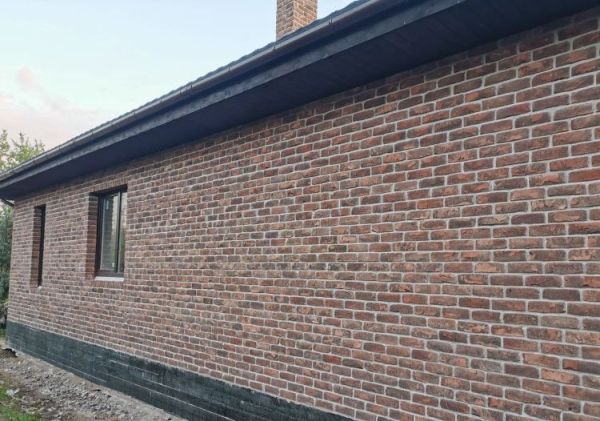 Кирпич ручной формовки Faber Jar Петровский Штандарт Черно-красный – купить по низкой цене в Тюмени в интернет-магазине Стройснаб Кирпич ручной формовки Faber Jar Петровский Штандарт Черно-красный в Тюмени